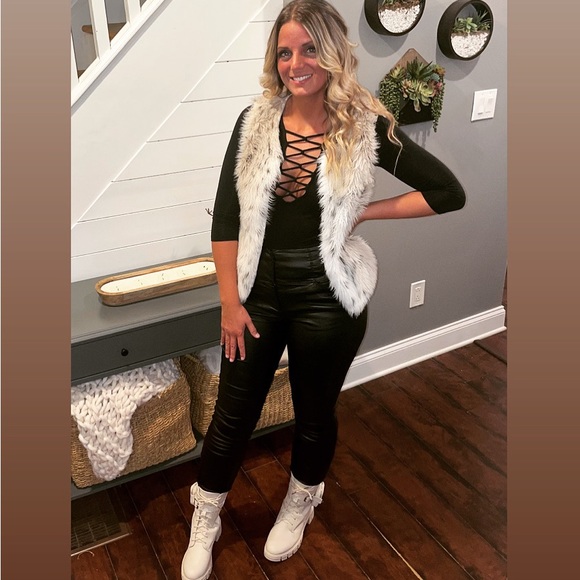 Meet your Posher, Danielle - Picture 3 of 8